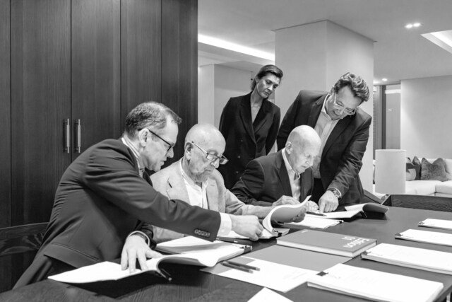 簽署協議（從左到右）：Salboy董事總經理兼聯合創辦人Simon Ismail、Salboy聯合創辦人Fred Done、Nobu Hospitality行政總裁Trevor Horwell、Nobu Hospitality營運總監Struan McKenzie和（站立）Nobu Hospitality全球業務發展集團總監Diane Daudin Clavaud