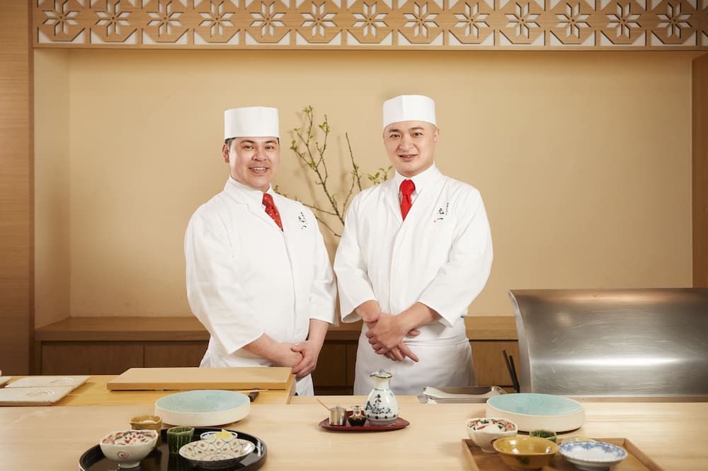 「元一天婦羅」的靈魂人物主廚元吉和仁(左)與台灣料理長董士菘