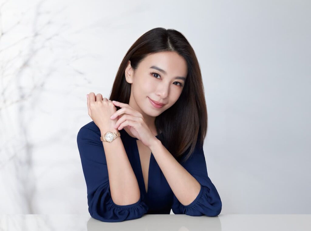 田馥甄以靛藍色洋裝搭配台灣線定款「心之所向款」光動能全球電波時計錶款EC1192-58A，展現優雅身姿。