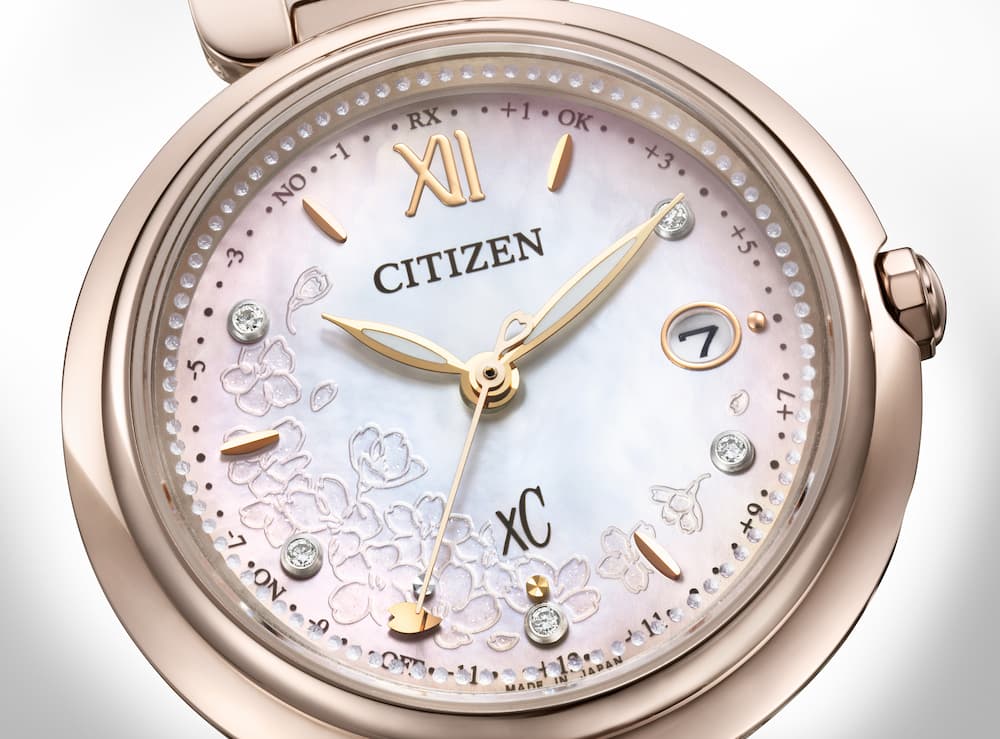 ES9467-89N錶盤中鑲嵌五顆實驗室培育鑽石，搭配藍寶石玻璃內如水滴般的滾珠戒環設計，不僅象徵將戀人相處的閃耀化為永恆，更有著祈願配戴者永遠幸福的意義。