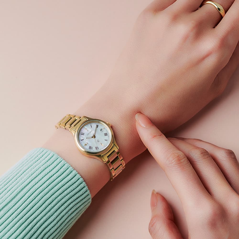 ES9492-57D沉穩的Amber yellow琥珀金色調搭配咖啡色時標，營造工作場合及日常生活中皆適合的經典時尚氛圍。