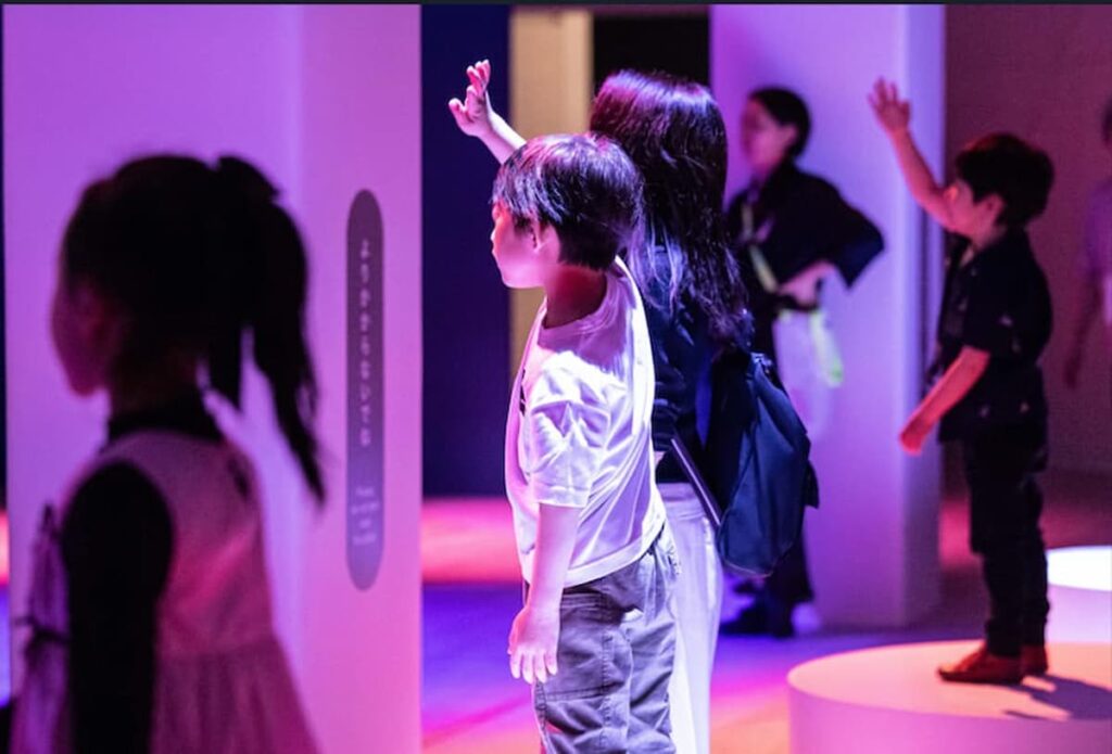 《デザインあneo》特有的影像空間，以滿滿「あ」字母跳動呈現的舞蹈影片躍上360度環形螢幕，與觀眾動作同步的互動作品〈DO IT!〉亦邀請大家沉浸體驗。©TOKYO NODE PR事務局