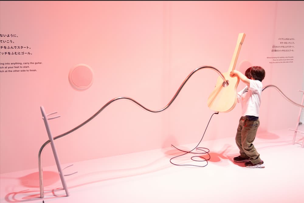 「搬運挑戰（もちはこびトライアル）」是展覽的看點之一，需要高度的專注力，無論大人小孩都能樂在其中。展品〈もちはこびトライアル〉。©TOKYO NODE PR事務局