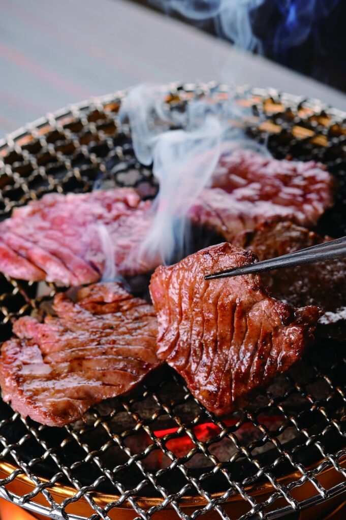 「東山牛舌」由日本總公司親自操刀監製，技術、醬料乃至炭火燒烤流程皆全套移植