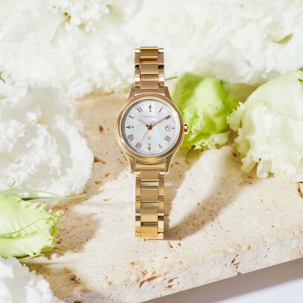 全球電波時計錶款「hikari collection」ES9492-57D 採用全新色調的Amber yellow琥珀金錶殼錶帶，黃金色光芒展現晴空中日暈閃耀光環的景致。