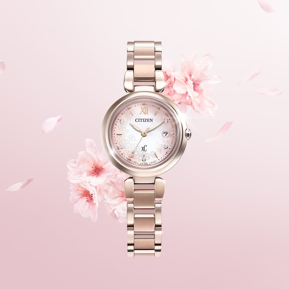 全球電波時計錶款「mizu collection」ES9467-89N以春櫻紛飛的浪漫景致為設計靈感。