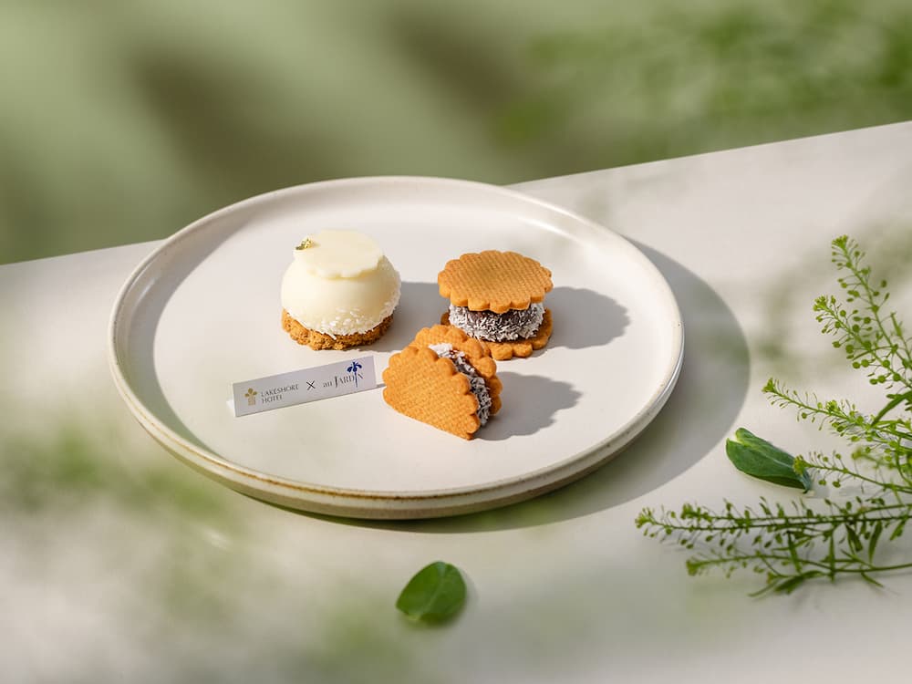 9月1日至11月30日於煙波湖濱館的莫內饗宴餐廳使用午或晚餐，即可享用這場融合東南亞風味與法式藝術的甜點盛宴