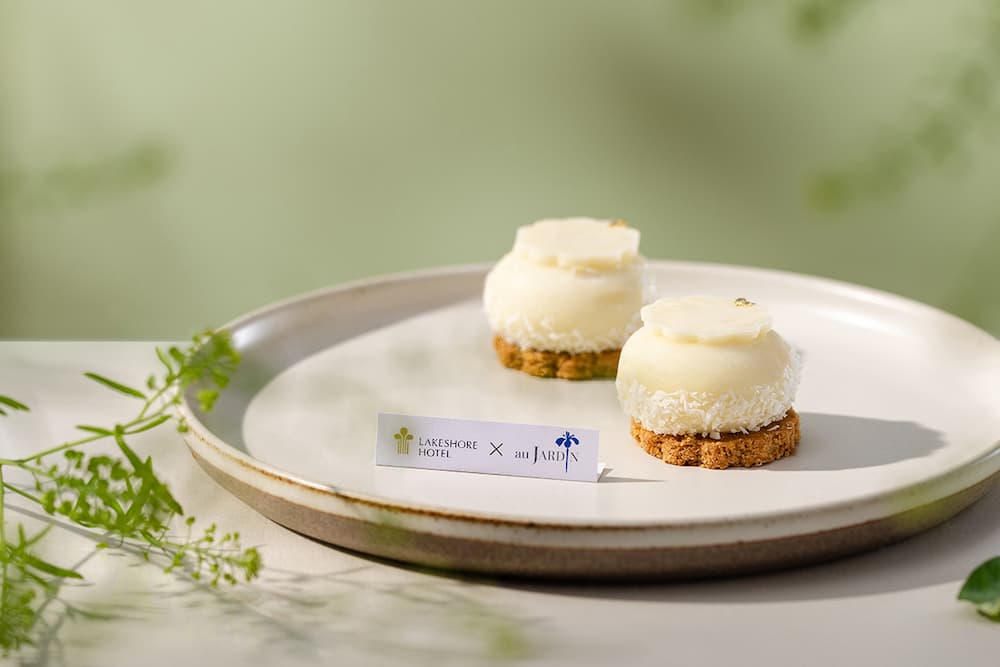 「鹽味椰糖椰子慕斯佐紅蔥油薩布蕾奶酥」，靈感來自馬來傳統點心「馬蹄酥」，以濃郁椰糖餡包裹輕盈慕斯，底層餅體則結合台灣紅蔥油與鹽味奶酥