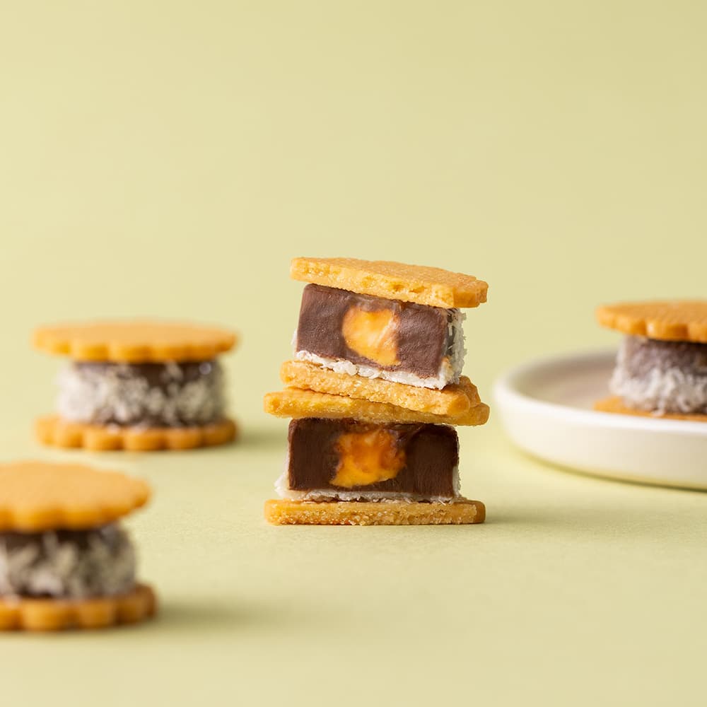 「黃甜椒榛果甘納許酥餅」，將榛果與甜椒融合於酥脆外皮與綿滑餡心之中。