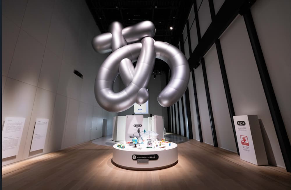從天花板垂降而下的巨大「あ」字母裝置，象徵著重新覺察的起點，重新解構日常行為，體會生活動作背後的意義與趣味©TOKYO NODE PR事務局