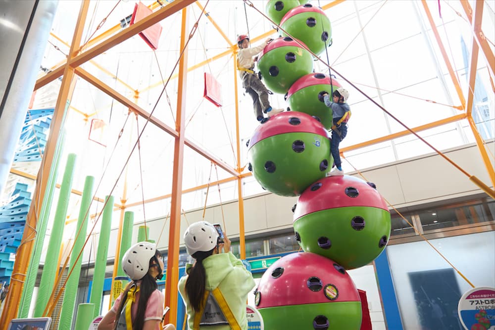 挑戰攀岩牆區，開啟垂直世界的無限可能。©トンデミ平和島