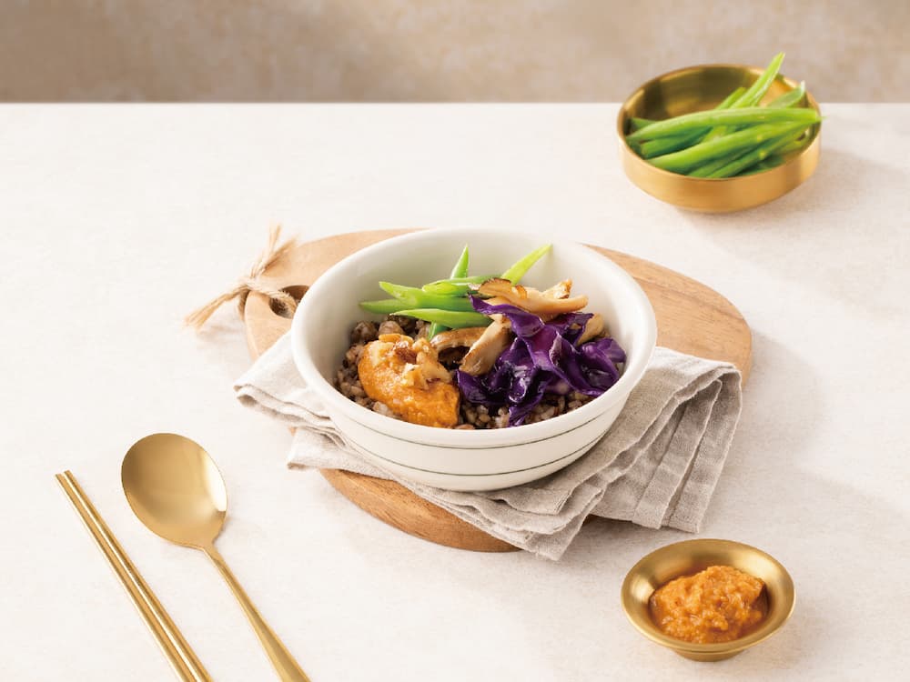 煙波國際觀光集團今夏推出「韓饗蔬宴」邀請榮獲《米其林指南》必比登推薦的蔬食餐廳 Base is Nice，創辦人暨主廚張珍雅Jinah Chang親自抵台獻藝，推出「韓式迷你蔬菜飯」。