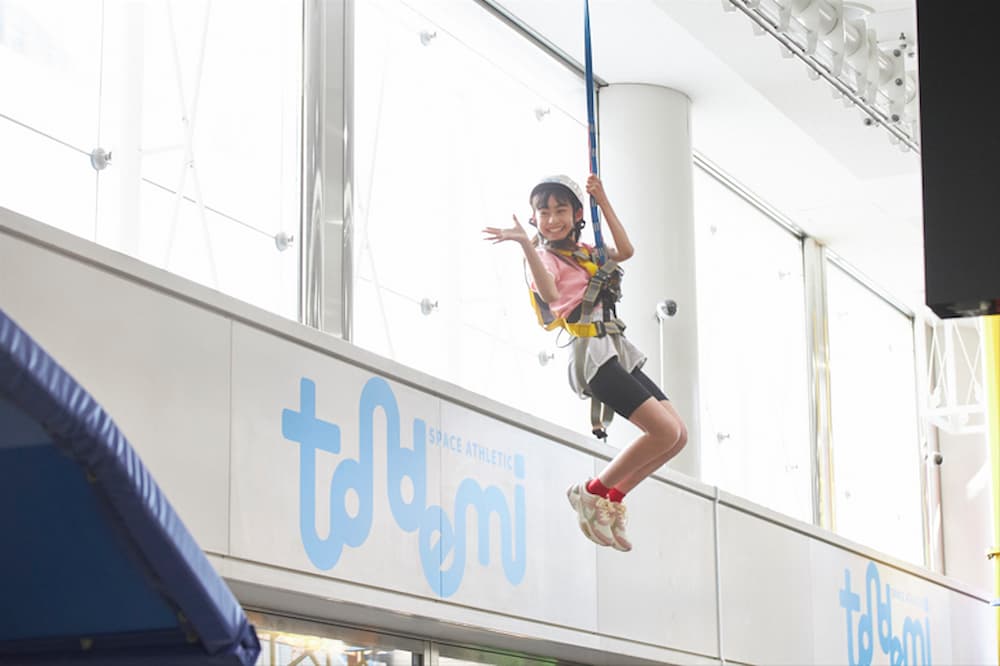 繩索探險區，來自美國的Sky Trail®是日本室內設施首度導入的高空繩索體驗。總長逾110公尺的繩索路線結合12種難度關卡，在安全繫繩保護下，體驗突破自我的刺激與成就。©トン