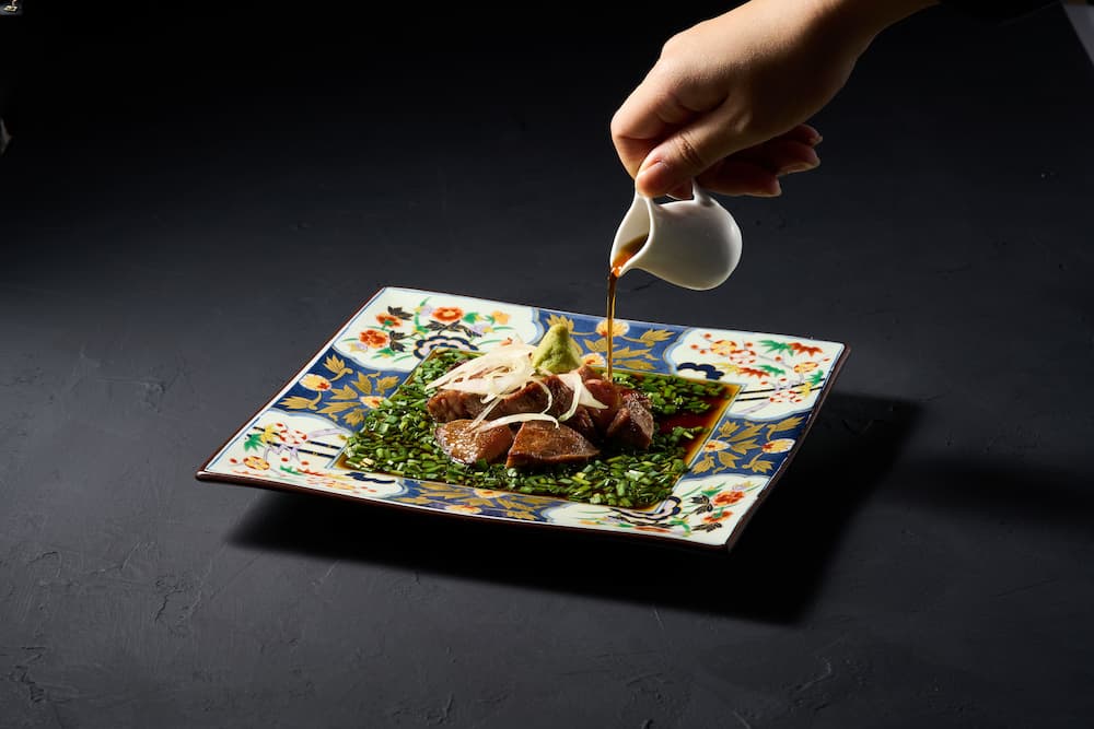 肉感厚實彈牙的「山葵厚切牛舌」(售價988元)