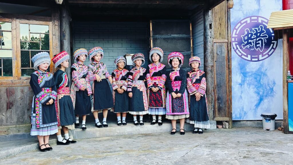 苗族兒女身著精美傳統服飾，從主會場一路歡歌載舞走向上寨分會場