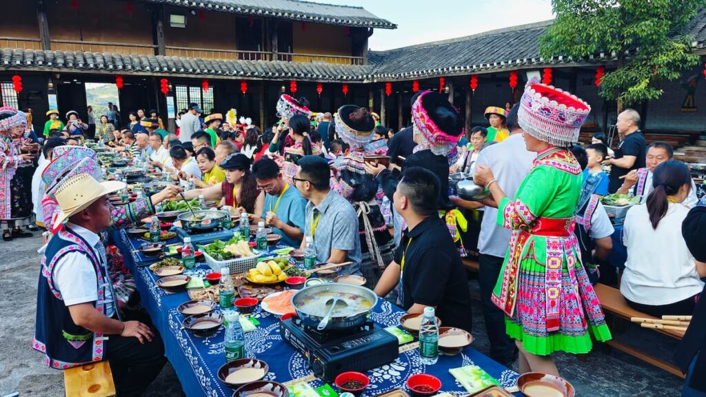 苗族的長桌宴是苗族飲食文化中最具特色的部分之一，它不僅是一頓飯，更是一種深厚的文化儀式和社會活動。