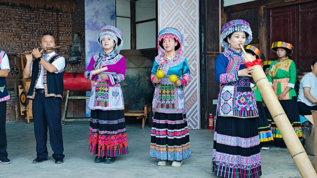 苗鄉兒女們便聚集在一起吹蘆笙、跳竹竿舞、唱歡歌、品攔門酒，共慶傳統佳節