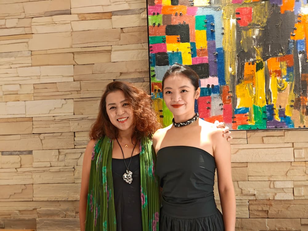 薛喻鮮與母親賀連華同框於慕舍酒店「MVSA繆思系列」畫作暨攝影個展