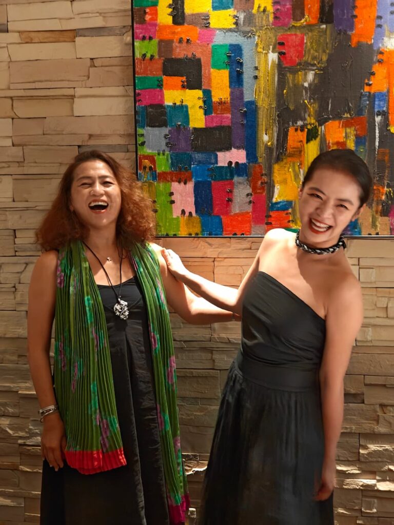 薛喻鮮與母親賀連華同框於慕舍酒店「MVSA繆思系列」畫作暨攝影個展3