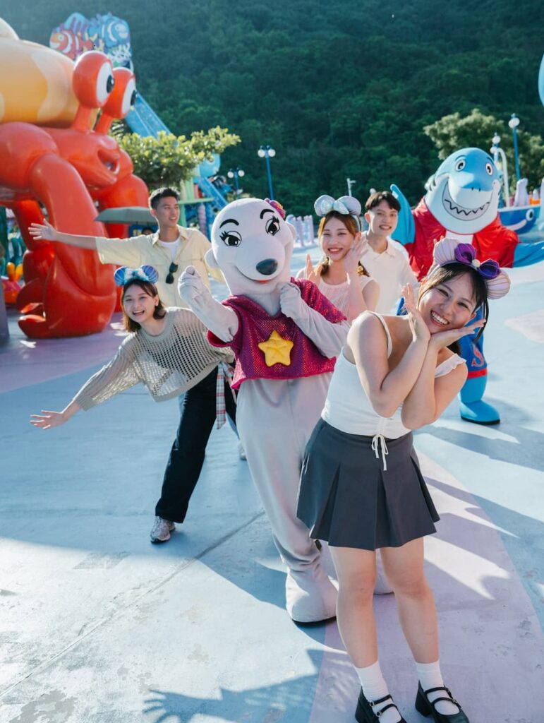a group of people posing for a picture,遠雄海洋公園