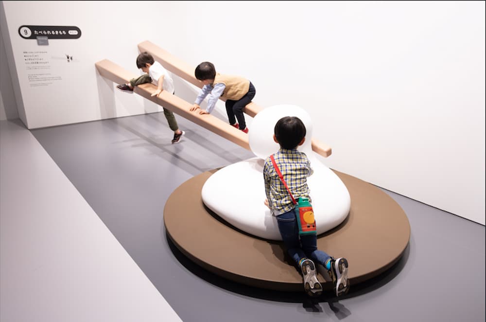 體驗被超過3公尺的巨型筷子夾起是怎樣的感覺呢 展品〈たべられるきもち〉。©TOKYO NODE PR事務局