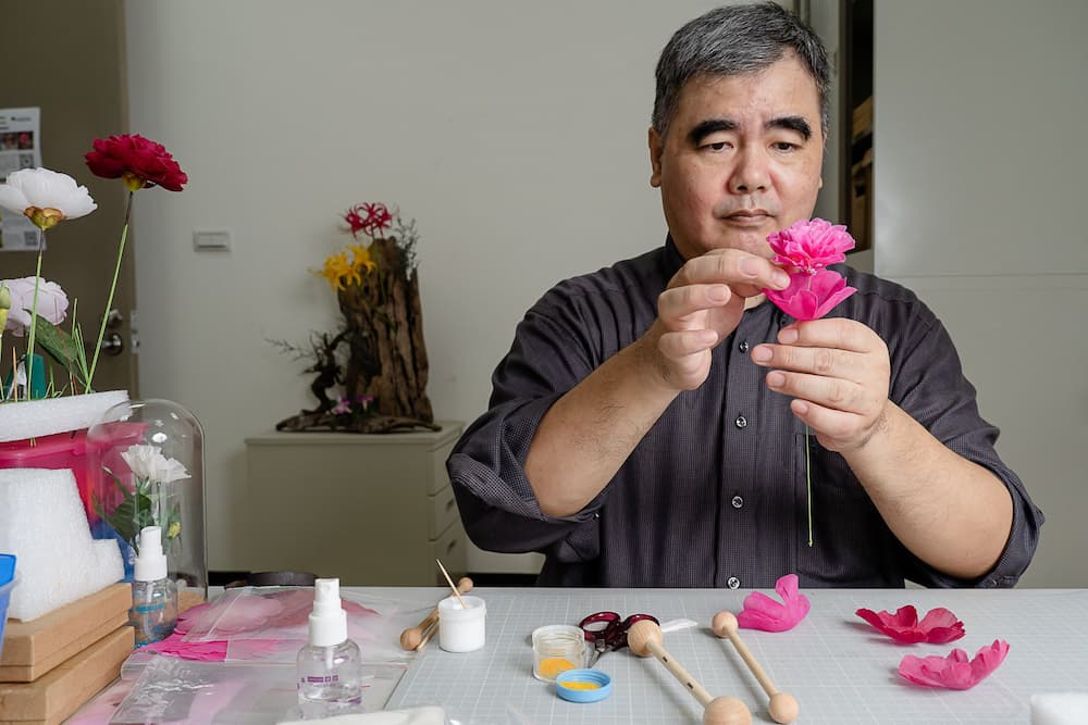 北投晶泉丰旅邀請國寶級蓪草藝術家陳建華進駐，展現匠心工藝與文化底蘊。圖／晶泉丰旅提供