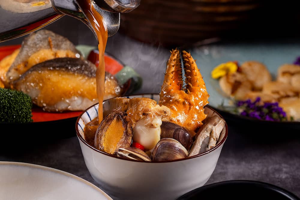 周日奢華早午餐中，主廚以龍蝦熬製的鮮美湯頭，結合鮑魚、蛤蜊、墨魚、北海道鱈場蟹等食材，幻化成極致奢華的鱈場蟹龍蝦湯泡飯，讓入住賓客感受一泊二食升級後的奢華滋味。