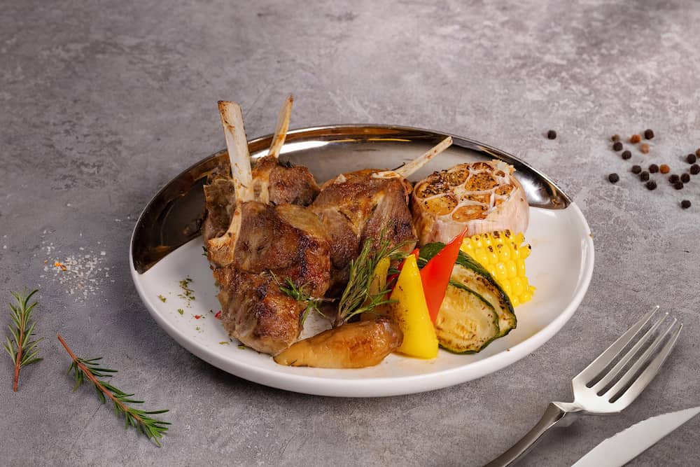 周日奢華早午餐推出的紐西蘭羊排，肉質厚實，經高溫煎炙後外層金黃焦香，口感軟嫩多汁，馥郁香氣佐以時令蔬菜的爽脆清甜，讓濃厚與清新的風味相互交織，營造出層次豐富、回味無窮的奢華享受。圖／長榮鳳凰酒店（礁溪）提供