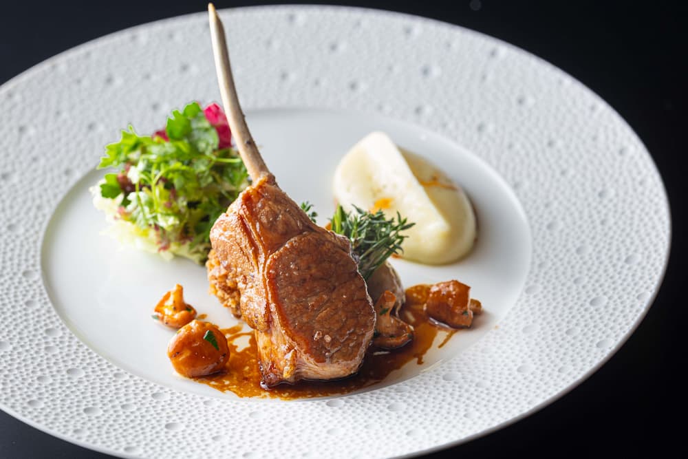 「主廚嚴選套餐（Degustation-Course）」僅在日本才能品嚐，以當季食材入饌，發揮食材最純粹的風味，讓饕客盡情享受四季的美味，是六本木店最受喜愛的招牌套餐之一。©Joel-Robuchon