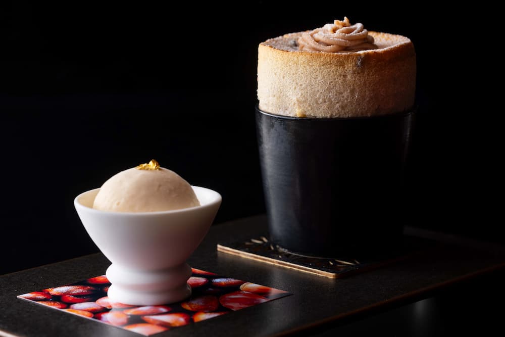 經典代表的甜點—舒芙蕾（Souffle），依照季節推出不同風味。百香果、巧克力、栗子等，每一口都是嶄新驚喜。©Joel-Robuchon