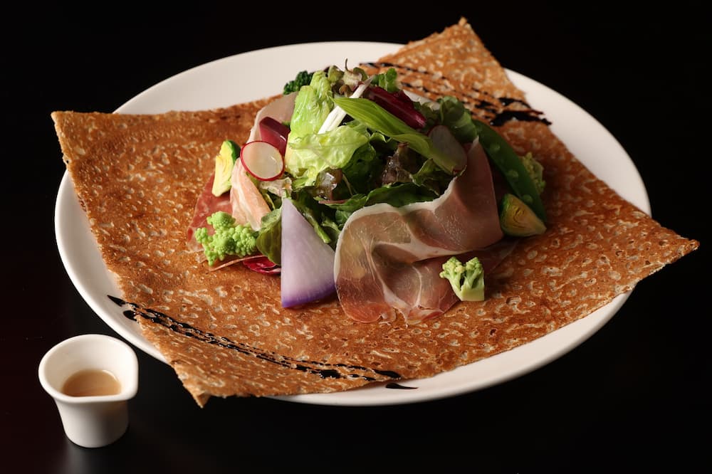 秉持Joel-Robuchon料理哲學，咖啡館同樣提供法式薄餅、三明治等輕食。午餐、下午茶或晚餐，在此皆能輕鬆享用。©Joel-Robuchon