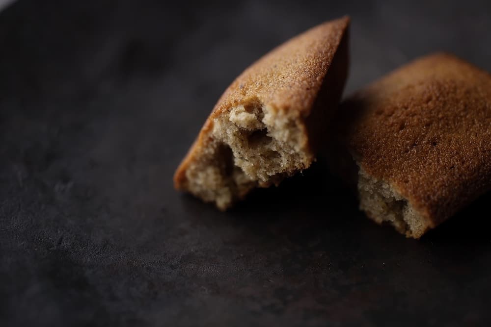 嚴選高品質杏仁粉與加拿大進口楓糖，並將奶油焦化至完美狀態，以追求酥脆口感的極致。即便以外帶形式提供，也能享受最佳的口感與香氣。©DOLCE-TACUBO