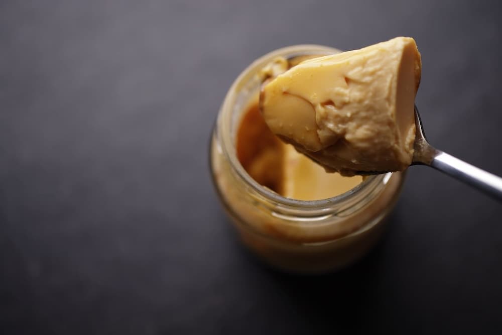 布丁採用蛋香濃郁的寶玉雞蛋與高乳脂鮮奶為基底，融合來自喜界島的手工粗糖與甜菜糖，調製出專屬的黃金比例糖配，賦予甜味層次分明且清爽的風味。為追求「滑中帶稠」