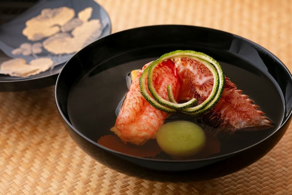 如花朵綻放於椀中的一道佳餚。香氣濃郁的酢橘與細緻火候熬煮的海味，一口飲盡高湯精華與食材之美。©銀座 小十