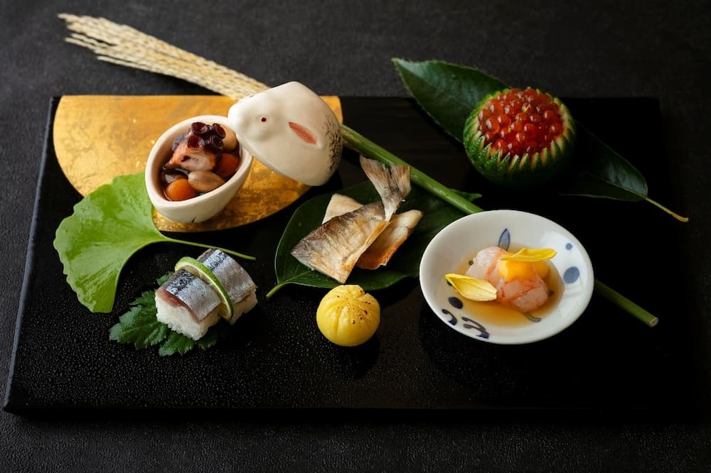 充滿巧思的八寸。漆黑的托盤上擺放著細膩盤皿，秋意豐饒的擺盤與繽紛色彩讓視覺也心滿意足。©銀座-小十