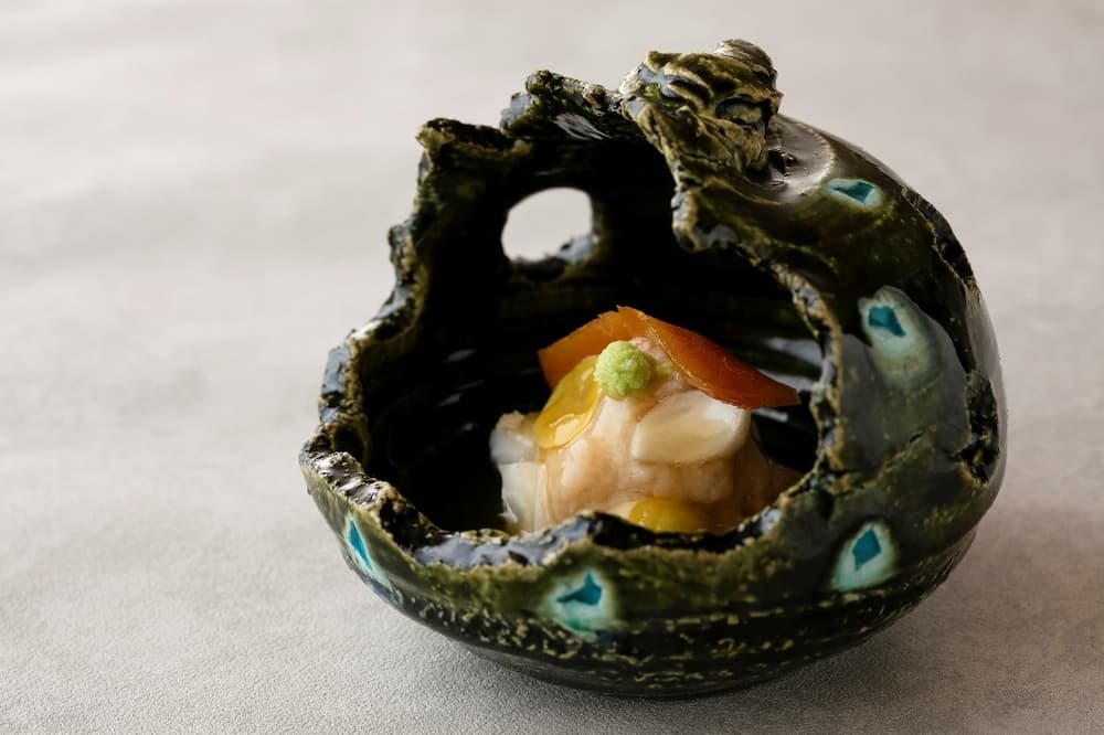 使用造型獨特的器皿盛裝，更彰顯視覺、味覺的精緻美感。令人想起日本料理界大師－北大路魯山人的名言「器は料理の着物器皿是料理的服裝」。©銀座-小十