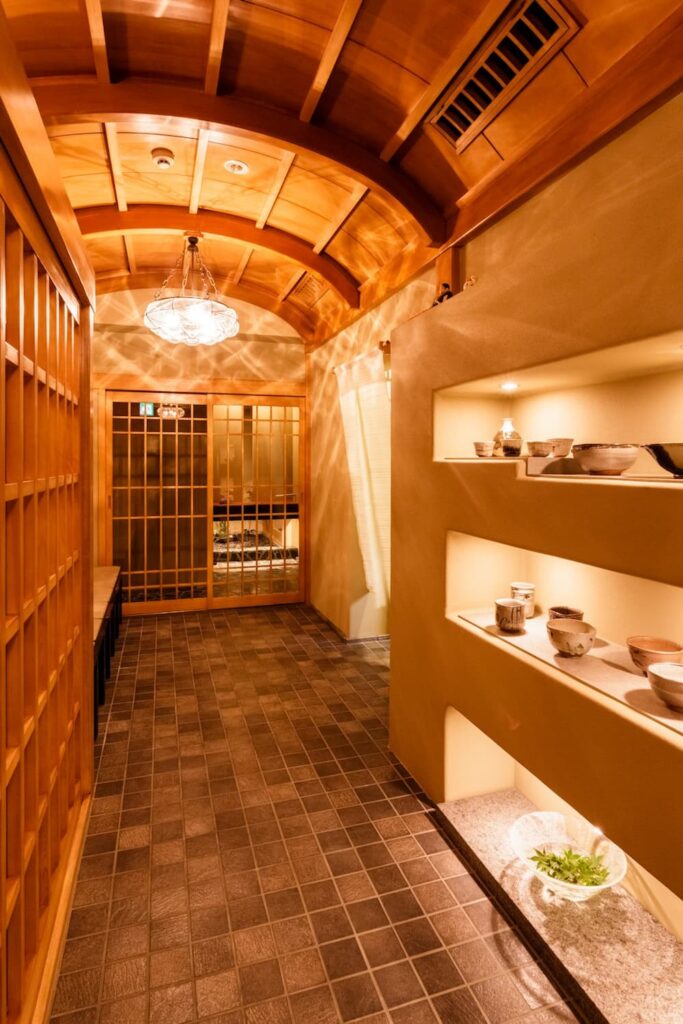 踏進和風玄關，彷彿步入靜謐的藝廊，光影溫柔照射下更襯托空間質感。©銀座-小十