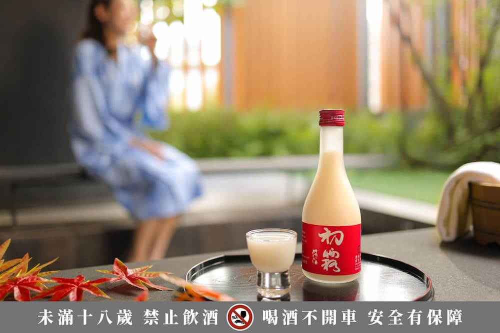 晶泉丰旅攜手霧峰農會酒莊，嚴選台灣本土「初霧濁酒」，譽有「喝的保養品」美名 。圖／晶泉丰旅提供