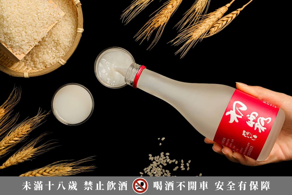 晶泉丰旅攜手霧峰農會酒莊，嚴選台灣本土「初霧濁酒」，譽有「喝的保養品」美名。圖／晶泉丰旅提供