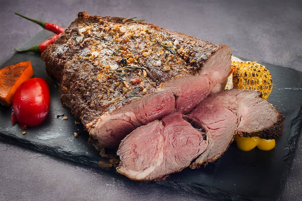 現場供應的「現切爐烤和牛」，由酒店主廚精準掌握火候，外層香料烘烤焦香，切面粉嫩誘人，油脂與肉汁交融入口即化，成為周日奢華早午餐最受矚目的焦點料理之一。圖／長榮鳳