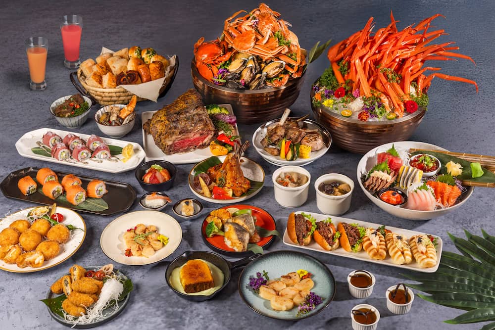 長榮鳳凰酒店（礁溪）全新推出周日限定奢華早午餐，集結龍蝦、鱈場蟹、澳洲和牛、紐西蘭羊排、鮭魚卵海鮮丼飯，干貝等頂級珍饈，琳瑯滿目的海陸佳餚一次齊聚，為旅人開啟專