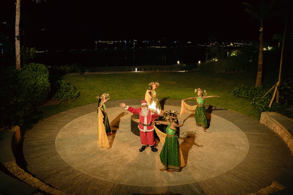 Santa with cultural performance-TA'AKTANA