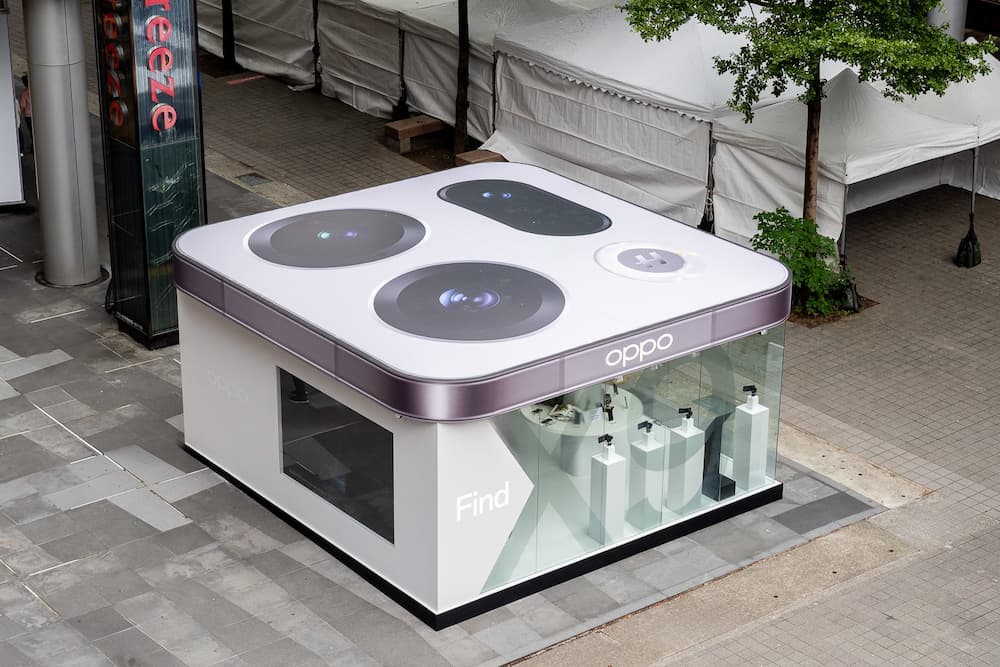 OPPO Find X9 系列限時體驗空間，以象徵全機靈魂的「哈蘇鏡頭」為設計靈感，打造獨特造型屋頂，成為台北信義區最亮眼的新地標