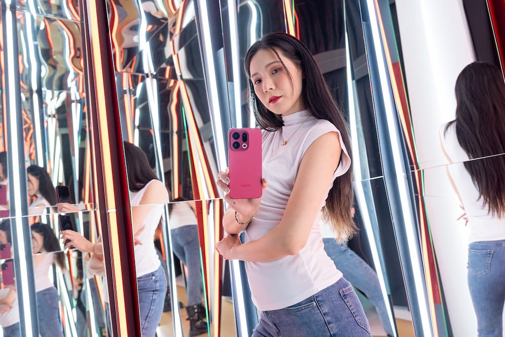 OPPO Find X9 全系列搭載哈蘇大師影像調校功能與原色真彩鏡頭，結合 OPPO 首創分區色溫感知技術，精準還原膚色與光影層次，輕鬆拍出細膩且自然的專屬質感人像