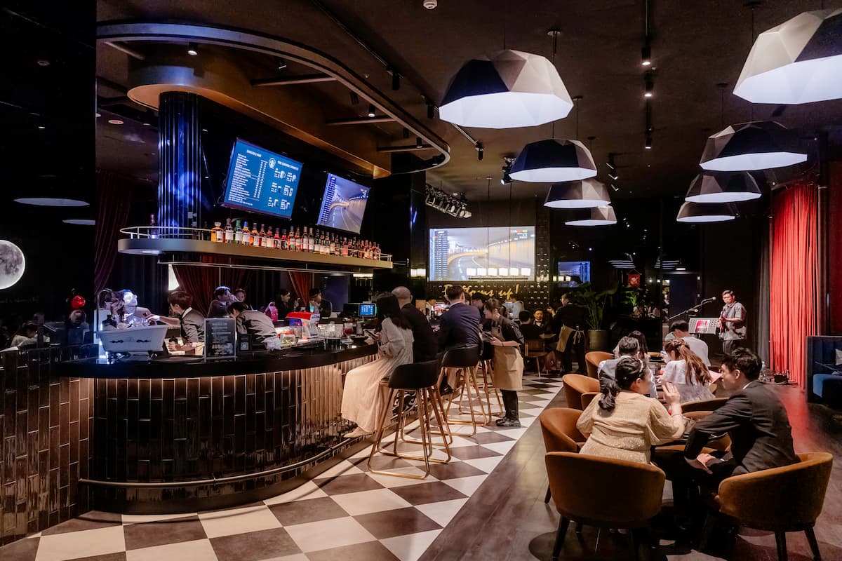 《皮爾沙酒吧》跨年派對，歌手演唱與魔術表演，陪伴大家倒數迎新年