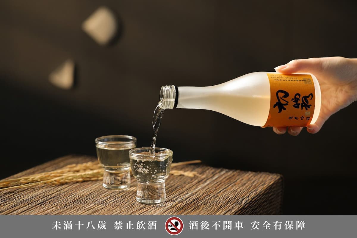 晶泉丰旅延續與霧峰農會酒莊合作，於「從心．澄淨」專案中贈送屢獲國際酒評肯定的「初霧純米吟釀」，以細緻清香陪伴冬日旅程。圖／晶泉丰旅提供