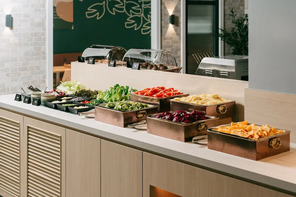 TOK牛排屋舒活自助吧精選18種以上新鮮時旬蔬果，還能吃到宜蘭行健村小農直送的當季有機生菜