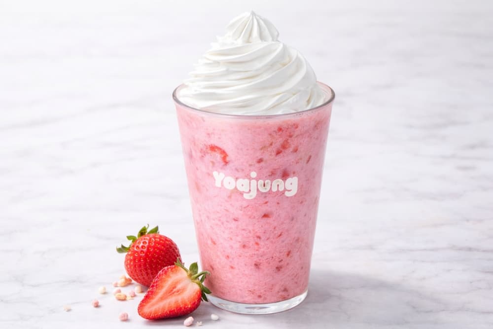 Yoajung台灣限定「草莓優冰飲」結合優格冰淇淋與草莓牛奶，輕甜好喝 。