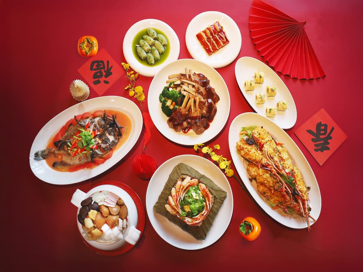 圍爐宴主廚也特別嚴選料理，像是融入經典美味「火烔菜膽雲吞煲全雞」、「松露金蒜焗七彩龍蝦」、「慢烤野蔬黑椒小犢牛」、「蟹粉鮑魚干貝扒津白」等多達十道菜色料理