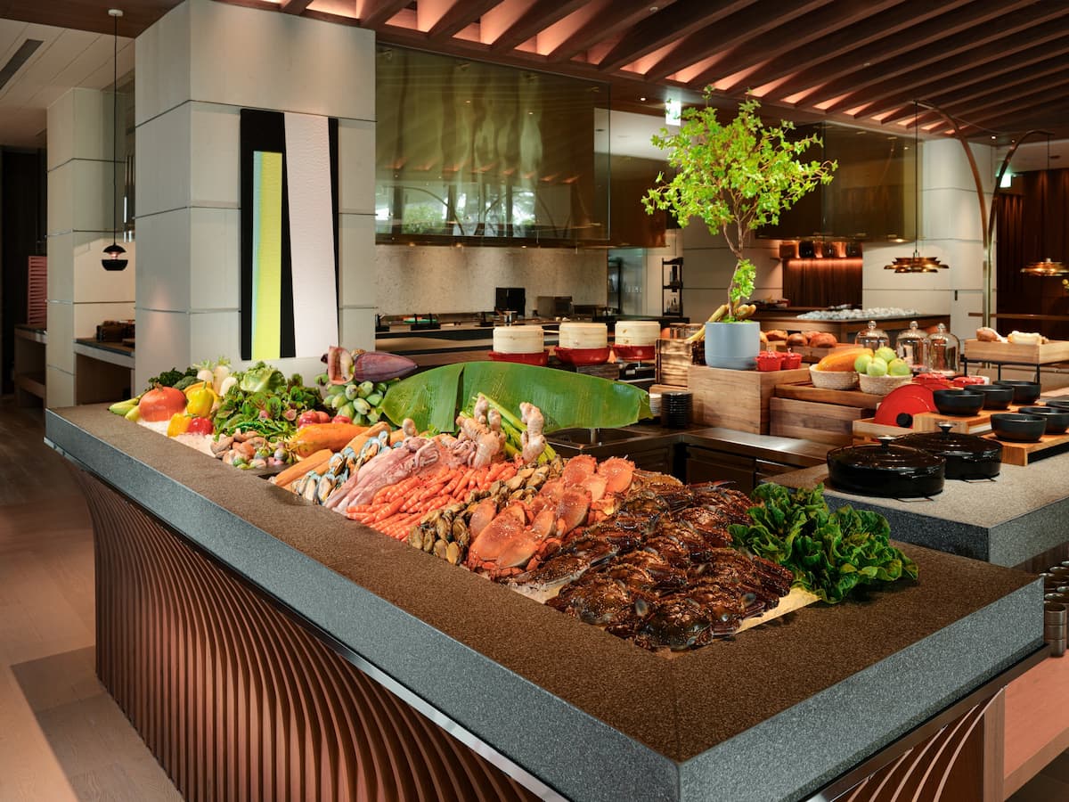 探索廚房也特別加開營業時間，自除夕至初三推出新春限定的晚餐自助餐吃到飽，初二同步加開午餐，並新增全新花東美食區餐檯菜色，大啖千層焗烤吉安芋頭起士、黃皮放山土雞、